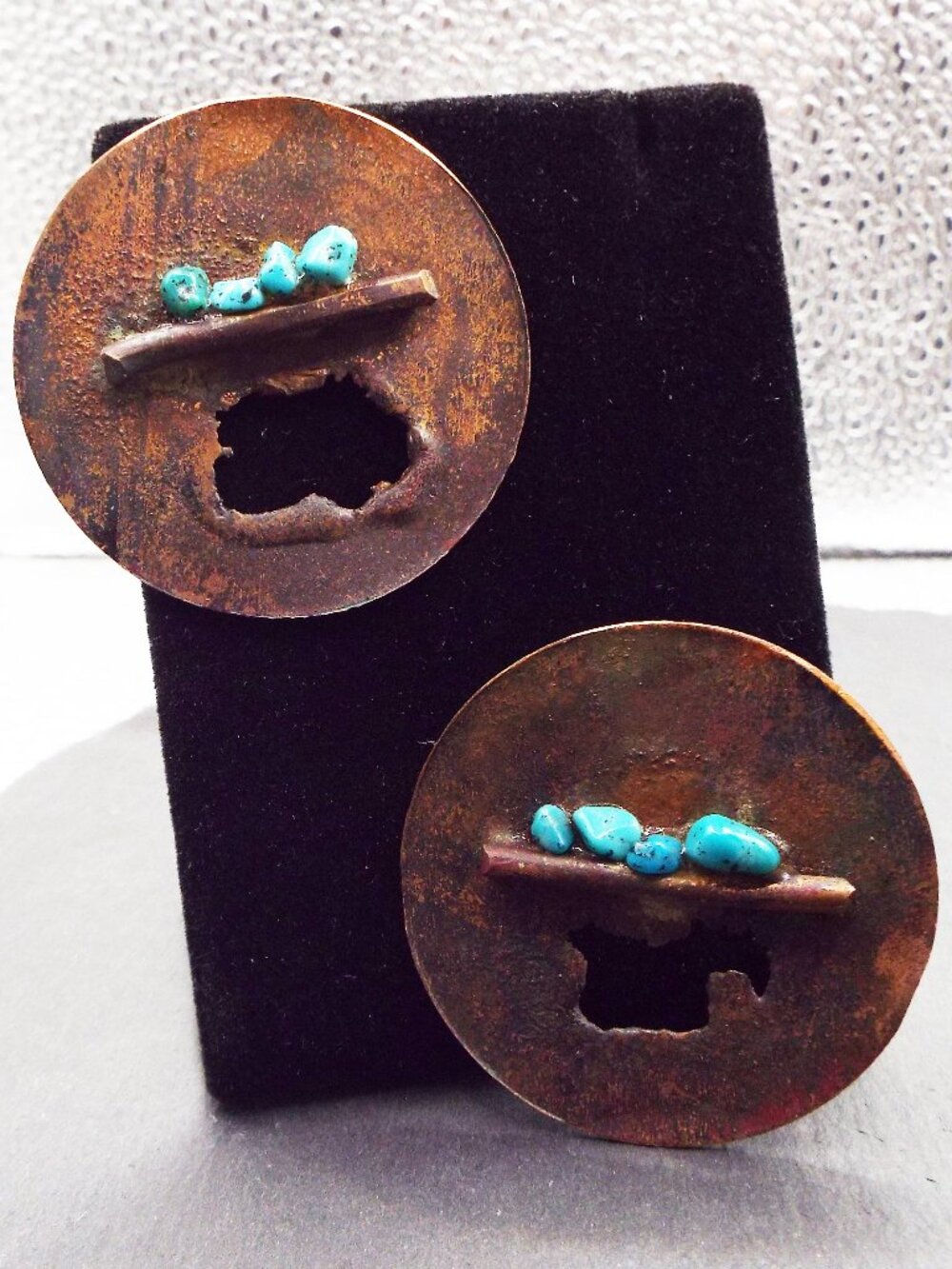 BRUTALIST ARTISTIC HANDMADE OXIDIZED COPPER W/ TURQUOISE CHIPS ROUND EARRINGS M